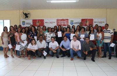 Durante posse, diretores das escolas municipais e NEIs de Marechal assinam Contrato de Gestão 