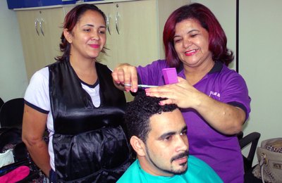 Sine Maceió oferece serviço de corte de cabelo para trabalhadores