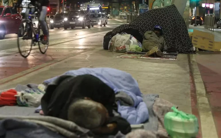 Assembleia discute em 1º turno projeto que cria auxílios para população em situação de rua