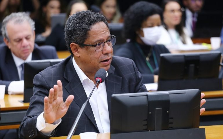 CCJ aprova projeto que prevê atendimento humanizado a mulheres no SUS