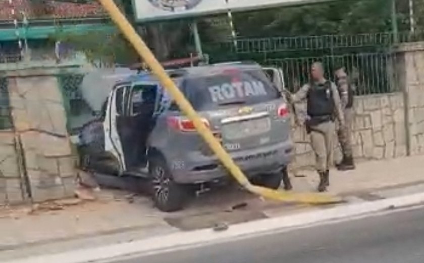 Vídeo: perseguição acaba com colisão de viatura policial contra muro