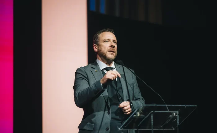 Guto Araújo diz que direita está adotando estratégia diversa das ruas