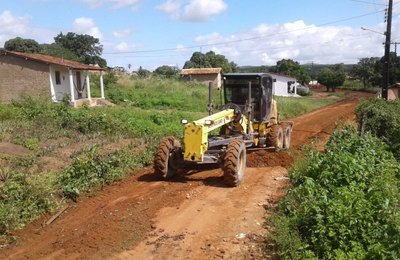 Agricultores recebem serviços de terraplanagem para facilitar o escoamento da produção em Arapiraca