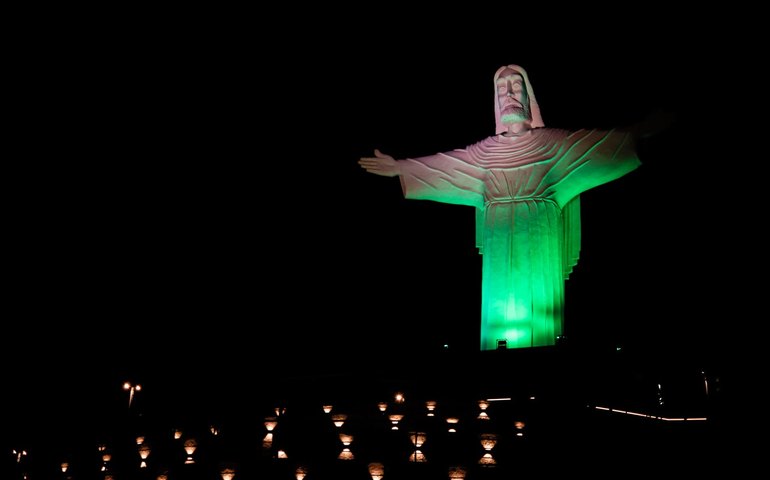Cristo do Goití está iluminado com a cor verde para lembrar luta pela segurança no trabalho
