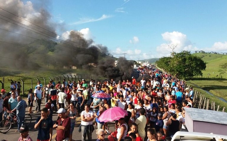 Moradores de Maribondo, AL, voltam a protestar após prefeito preso por agressão ter liberdade negada
