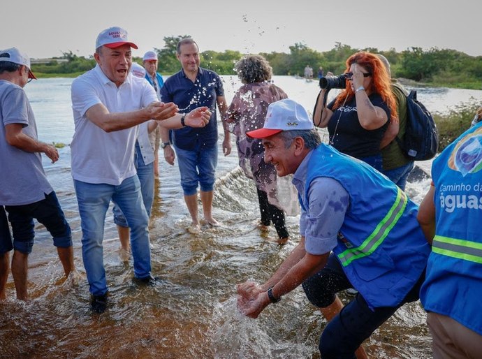 Waldez aciona válvula dispersora na Barragem de Oiticica para levar água do Velho Chico a municípios do Seridó