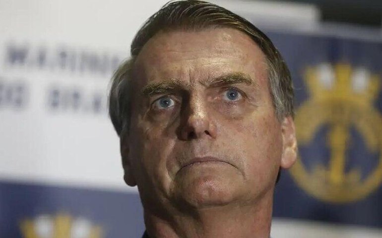 Bolsonaro permanece na UTI e apresenta inchaço, relata filho Carlos