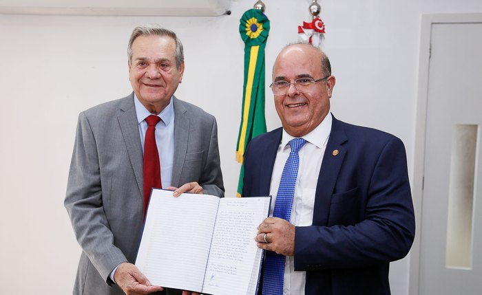 Tourinho transmitiu o exercício do cargo de governador a Ronaldo Lessa