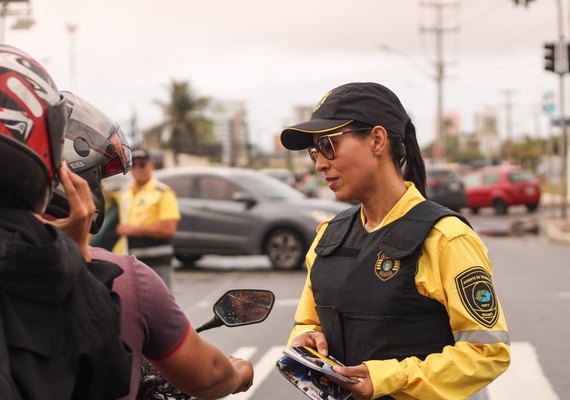 Educação no trânsito: DMTT promove conscientização de motoristas e motociclistas em Maceió