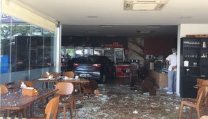 Carro desgovernado invade estabelecimento e deixa quatro pessoas feridas em Aracaju / Foto: Foto: Aline Aragão/TV Atalaia