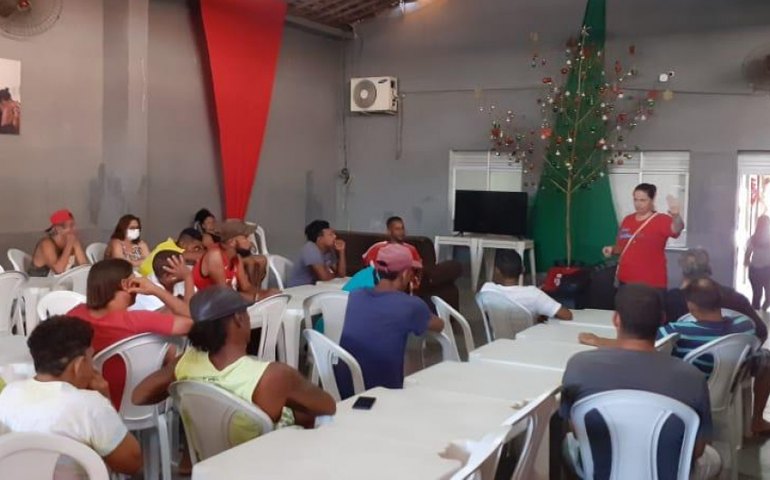 Saúde promove ação preventiva sobre infecções sexualmente transmissíveis em abrigo da capital