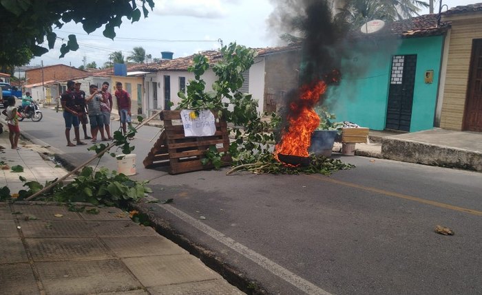 Moradores de Coqueiro Seco fazem protesto por falta de água