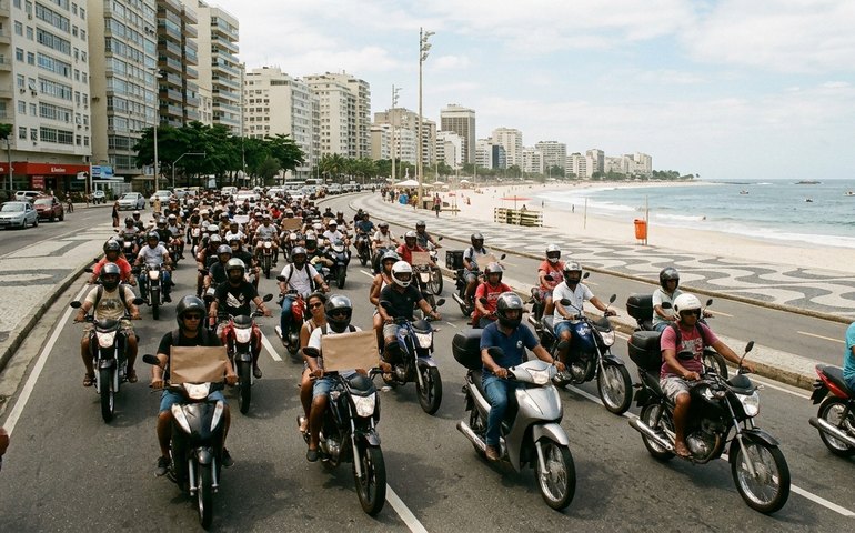 Condutores de autopropelidos fazem protesto em Copacabana contra novas regras decretadas pela prefeitura