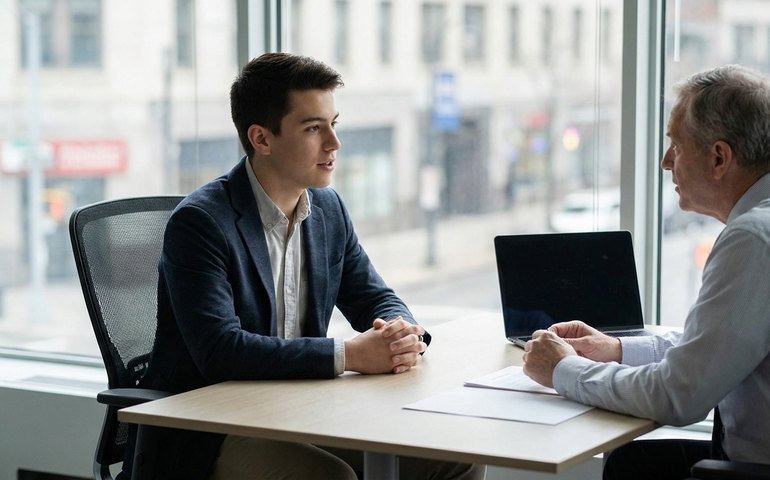 Cinco perguntas comuns em entrevistas de emprego para jovens e como respondê-las