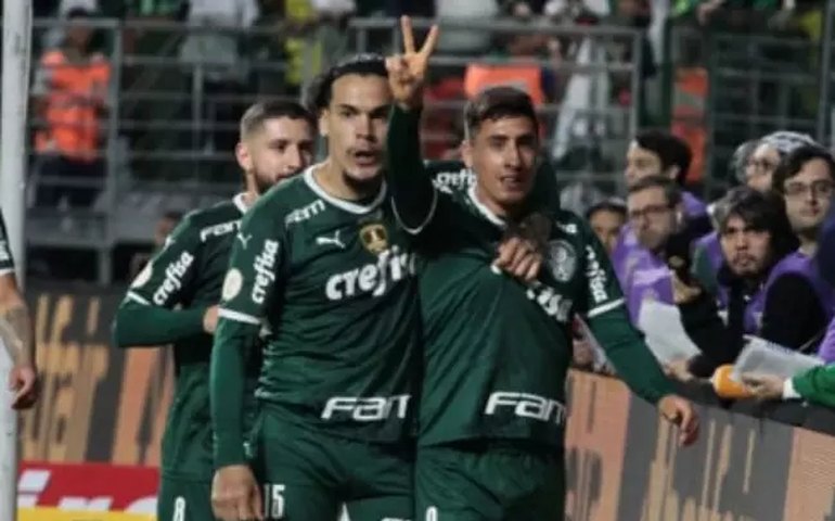 Com um a menos, Palmeiras supera o Santos com golaço de Merentiel