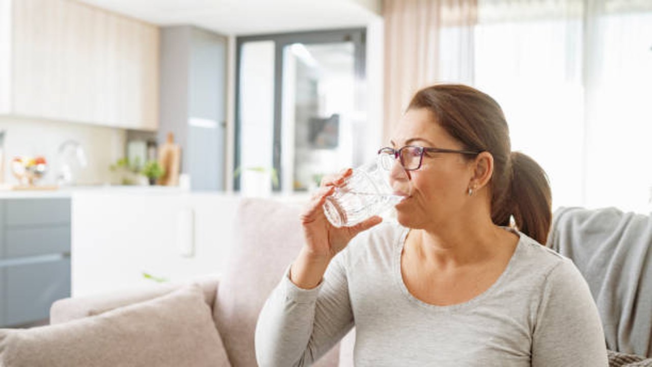 Beber água ajuda a emagrecer? Nutricionista revela a quantidade necessária para perder peso