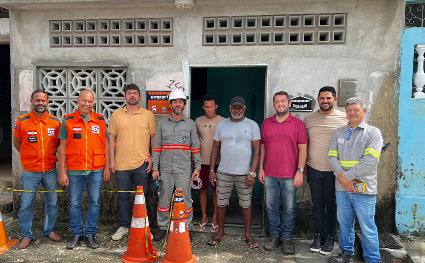 Prefeitura de Penedo realiza nova vistoria técnica para investigar solo de residência que está aquecendo