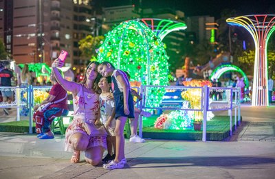 Maceioenses e turistas prestigiam decoração da Vila da Páscoa Iluminada 