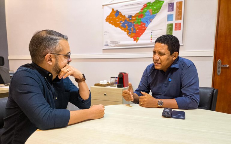 Casal e Serfi discutem o abastecimento de água visando à demanda industrial