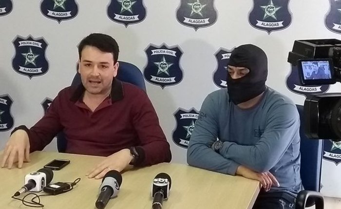 Delegado Vinicius Farrari, com o coordenador do GIDG, de balaclava. Foto: Ascom/PC