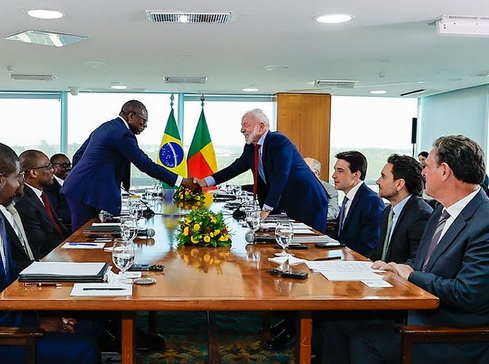 Lula e presidente do Benin discutem agricultura e conexão aérea
