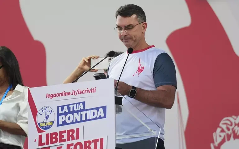 Na Itália, Flávio Bolsonaro ataca Moraes e denuncia perseguição