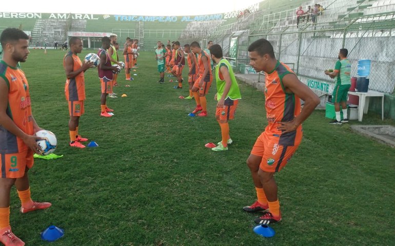 Jogadores que não participaram da apresentação oficial do Coruripe chegaram neste final de semana