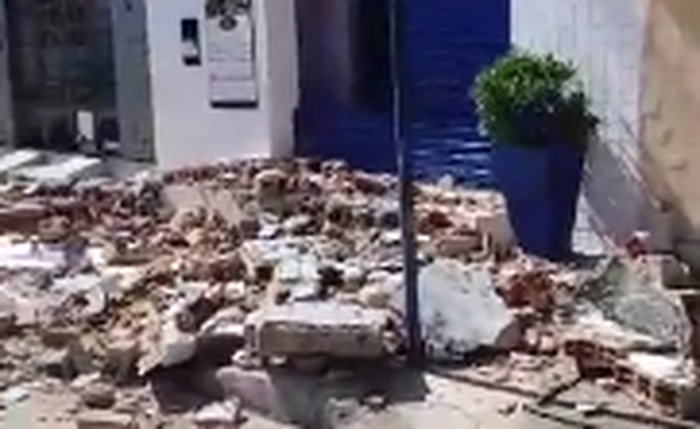 ﻿﻿Fachada de igreja é destruída após caminhão arrastar fios e derrubar poste na Pajuçara