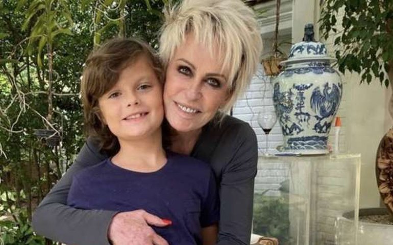 Ana Maria Braga comemora aniversário do neto em isolamento social
