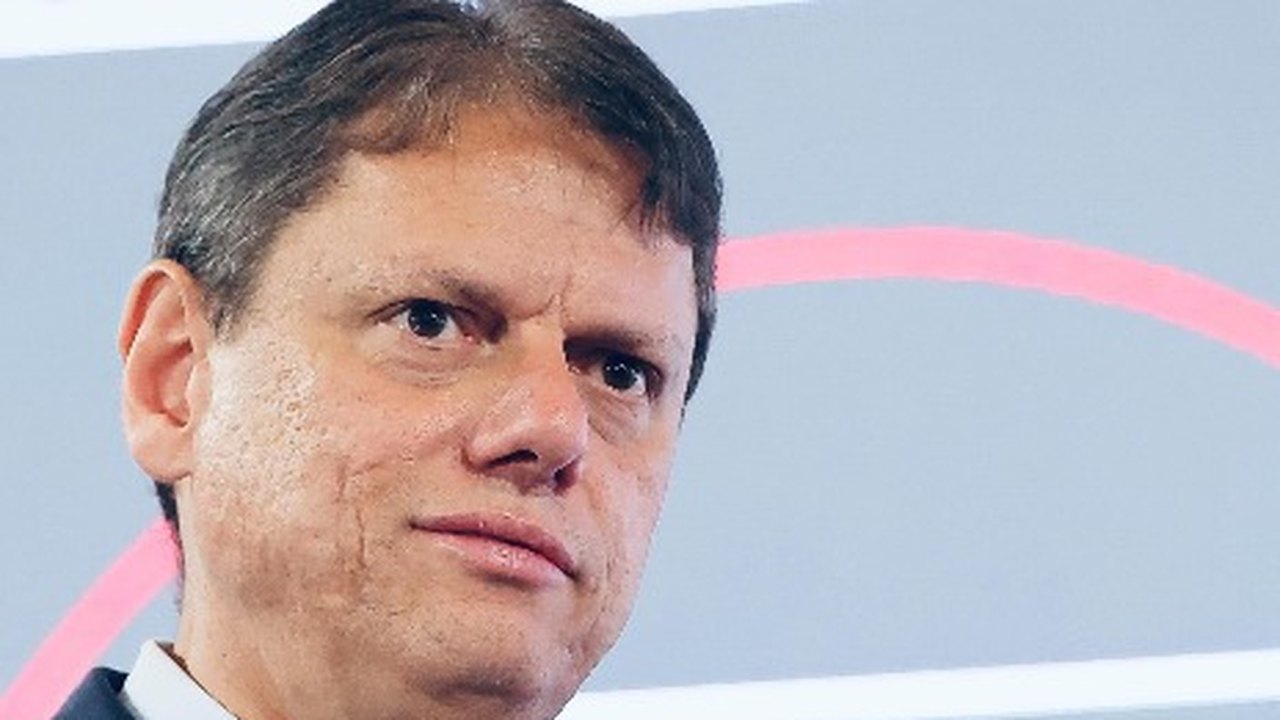 'Tem muitas questões que ele mesmo precisa explicar', diz Tarcísio sobre relação de Flávio com Vorcaro