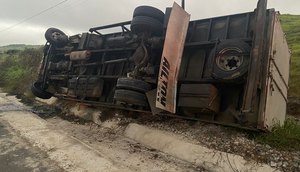 Assaltantes sequestram caminhão, mantém reféns e sofrem acidente em Sergipe