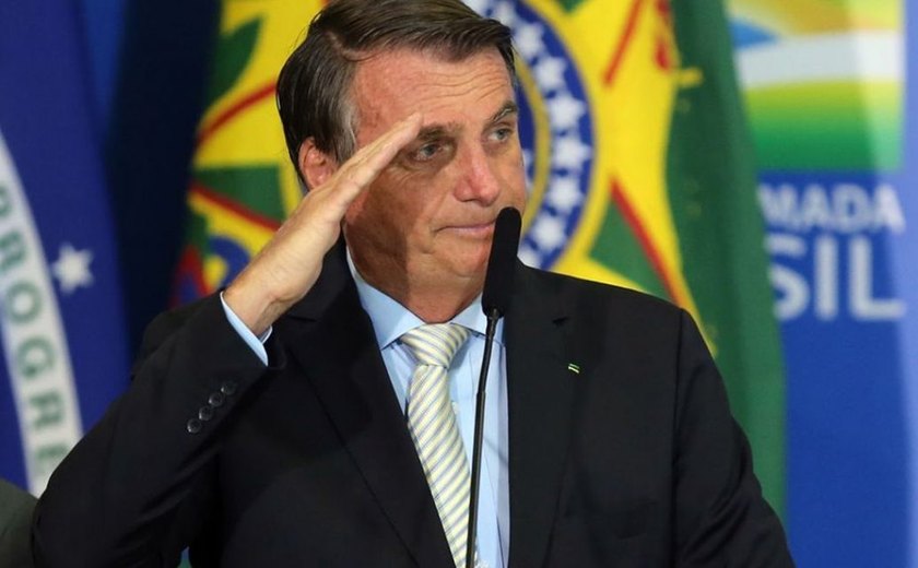 Bolsonaro aumenta salário mínimo para R$ 1.302 a partir de 2023