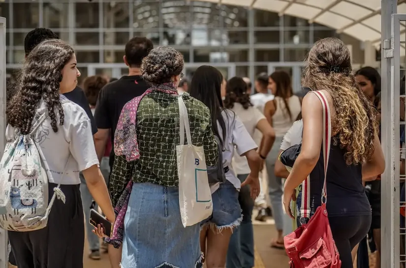 Faculdade privada deve rescindir contrato e indenizar aluno após alterar curso sem autorização