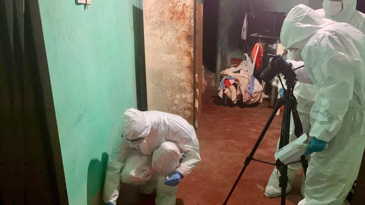 Perita criminal usa reagente químico para identificar manchas de sangue em local de homicídio
