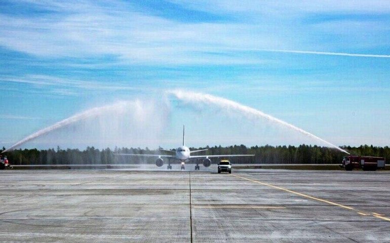 Aeronave da corporação russa Roscosmos é recebida com arcos de água no 1º voo para aeroporto do Cosmódromo de Vostochny