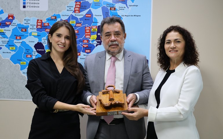 PGJ Lean Araújo recebe de membros ministeriais a chave do próximo Congresso Nacional do júri