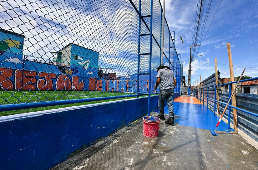 Brota na Grota constrói quadra de futebol society na Vila Brejal