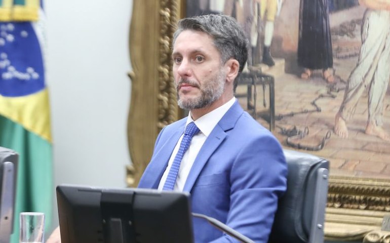 Relator recomenda prosseguir com processo contra Glauber Braga; votação de recurso na CCJ é adiada