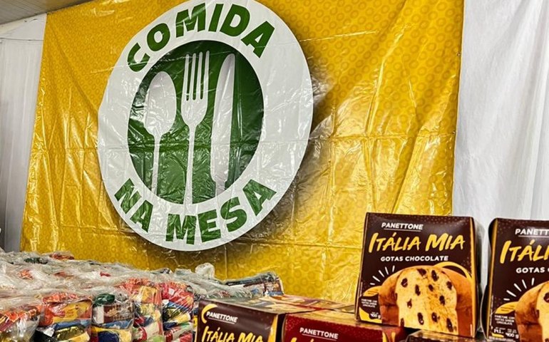 Famílias do programa Comida na Mesa recebem cestas nutricionais e panetones