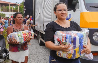 Governo de Alagoas distribui mais de 4 mil cestas básicas para moradores dos Flexais e Bom Parto