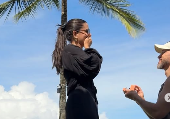 Fernanda Bande é pedida em casamento em praia na Bahia