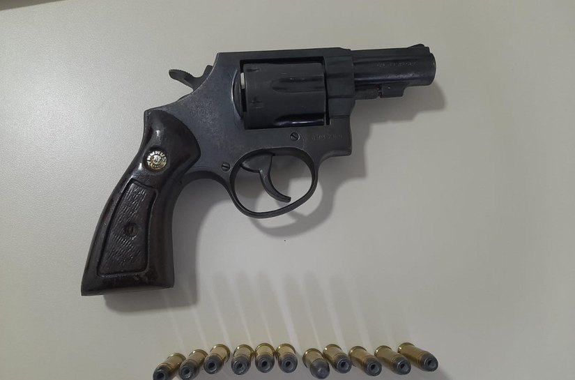 Polícia Militar flagra homem armado durante festa junina em Piranhas