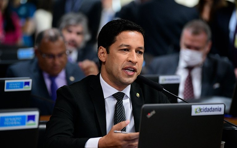 Vai a Plenário projeto que obriga poder público a fornecer uniforme escolar