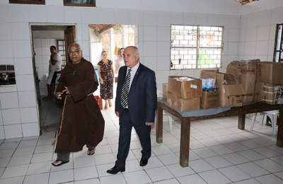 Presidente do TJAL entrega mais de 180 kg de alimentos para Lar Santo Antônio de Pádua