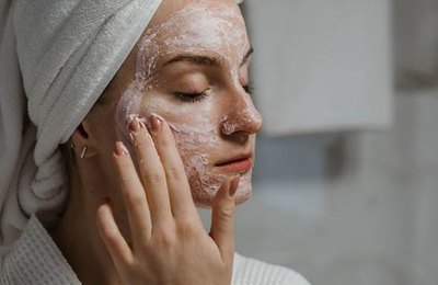 Pele sofre com a mudança de temperatura? Veja 6 cuidados para evitar ressecamento e irritações
