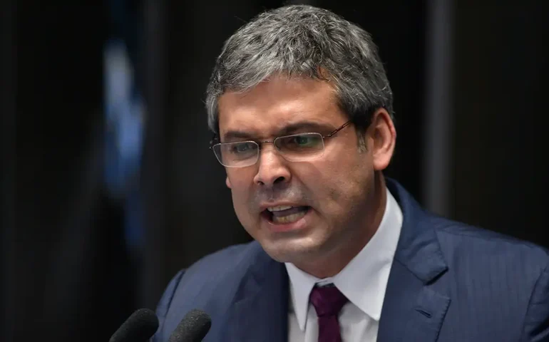 Líder do PT aciona PGR contra deputado do Novo que se referiu ao STF como 'organização mafiosa'