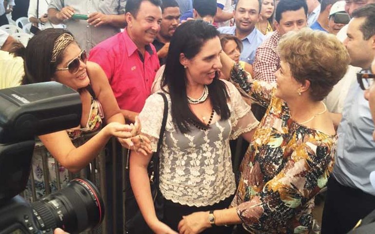 Prefeita Pauline Pereira entregou a presidente Dilma Rousseff demandas sobre obras em Campo Alegre