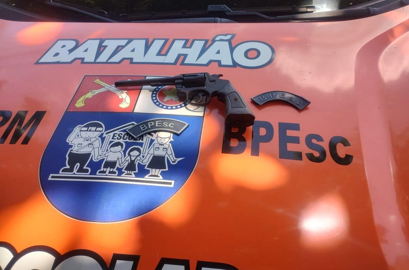 Polícia Militar apreende revólver e recupera materiais roubados em Maceió