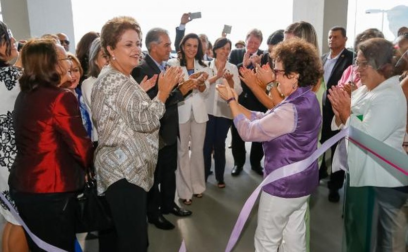 Dilma diz que é preciso avançar em leis que criminalizam violência contra mulher