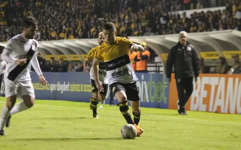 Criciúma busca empate com a Ponte Preta no fim em jogo com denúncias de racismo